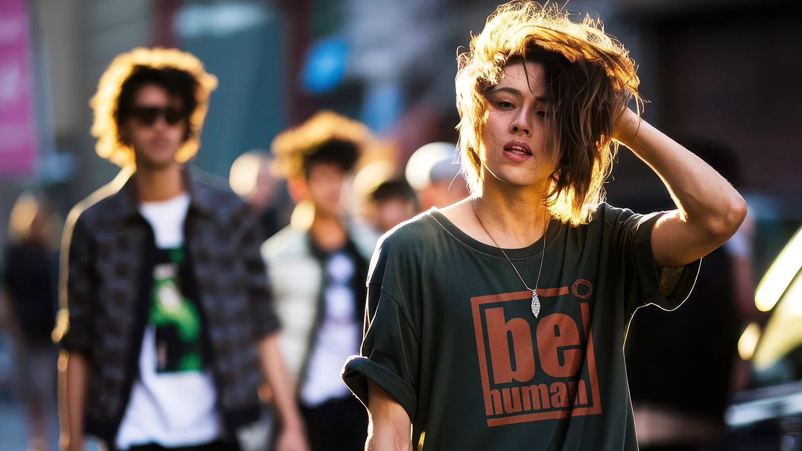 Street Motiv einer Frau mit einem Be Human T-Shirt